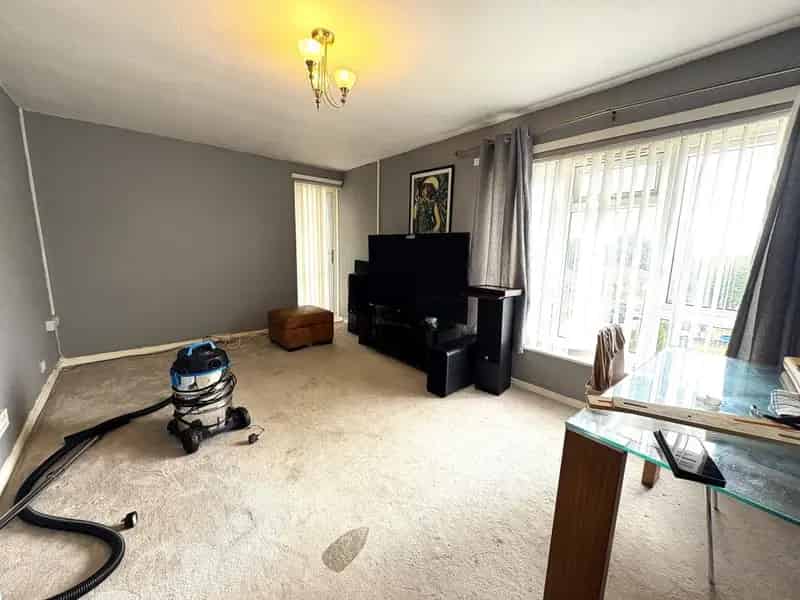 Spacious 2-Bedroom Top Floor Flat with Balcony and Private Garden