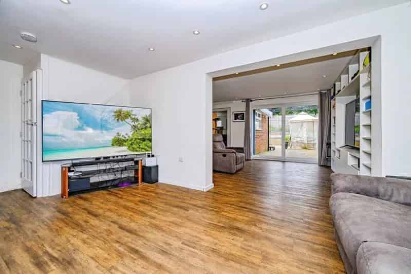 3 4 Bedroom Semi Detached House Popular Residential Area
