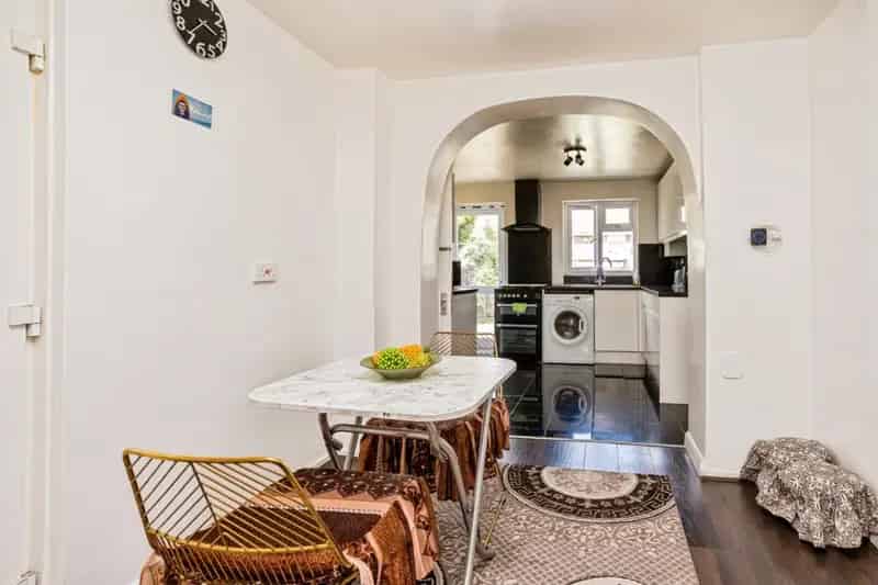 5 Bedroom Family Home with Garden