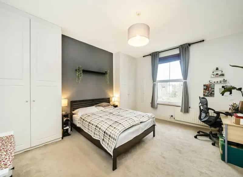 Large 1-Bedroom Victorian Flat - Character and Modern Comforts