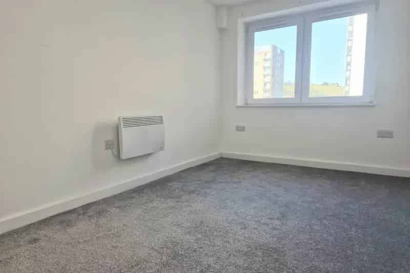 Two Bedroom House in Mixenden with Balcony and Parking