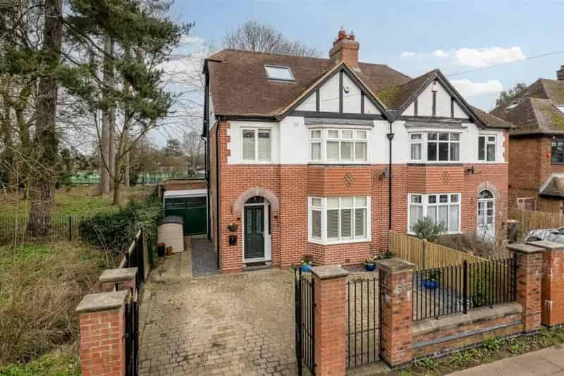 4 Bedroom Semi-Detached House for Sale Near Bedford Park