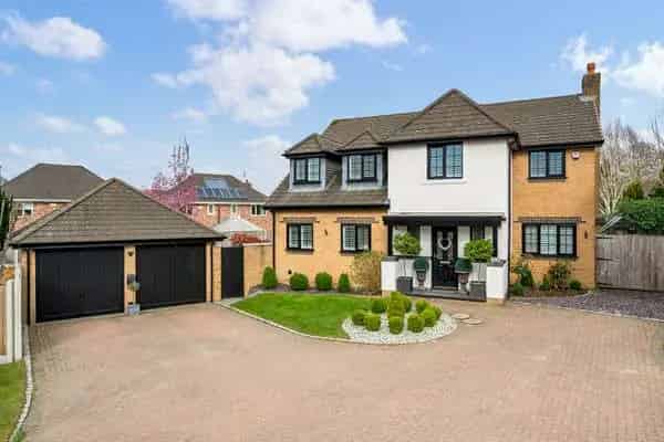 4-Bed Modern Home with Landscaped Gardens and Detached Garage