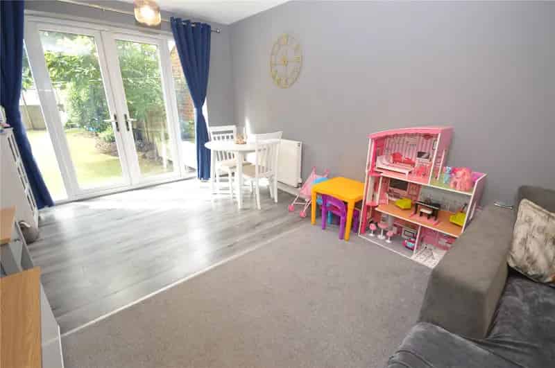 Three Bed Semi Detached House Large Garden Summer House