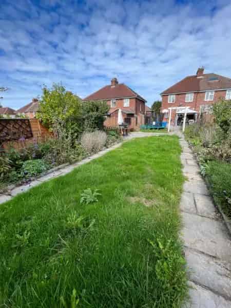 Three Bedroom House Near Horsham Train Station