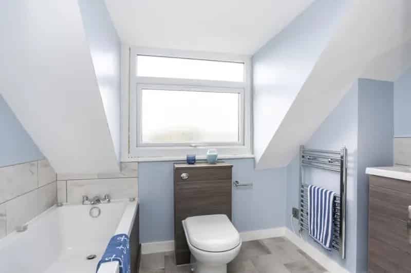 2 Bedroom Flat South Norwood Newly Refurbished Top Floor