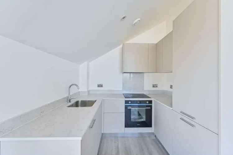 2 Bed Penthouse Apartment with Roof Terrace - Near Wandle Park