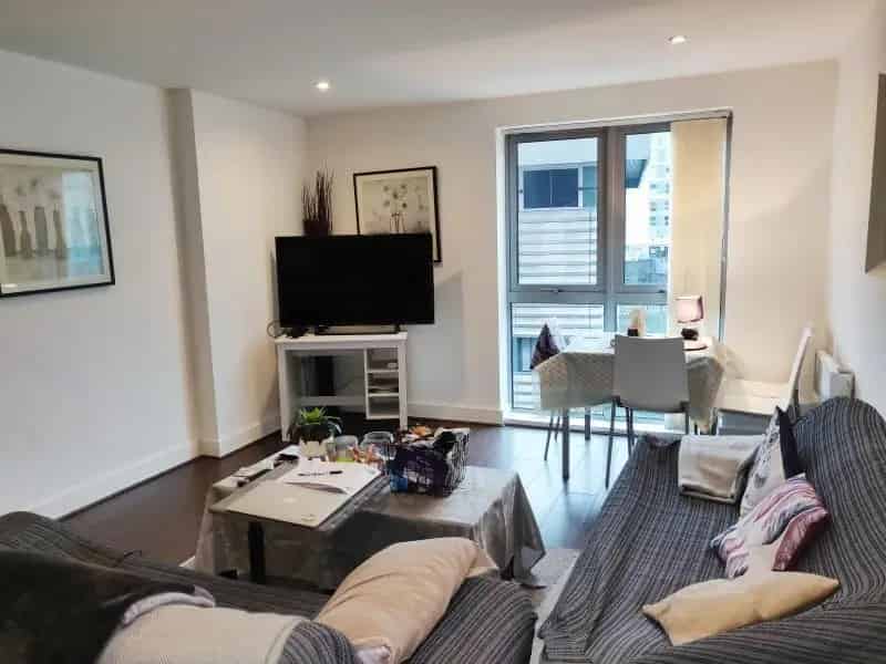 2 Bedroom Central Apartment - Designer Kitchen & Modern Appliances