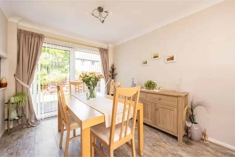 3 Bed Semi-Detached House with Garden and Garage