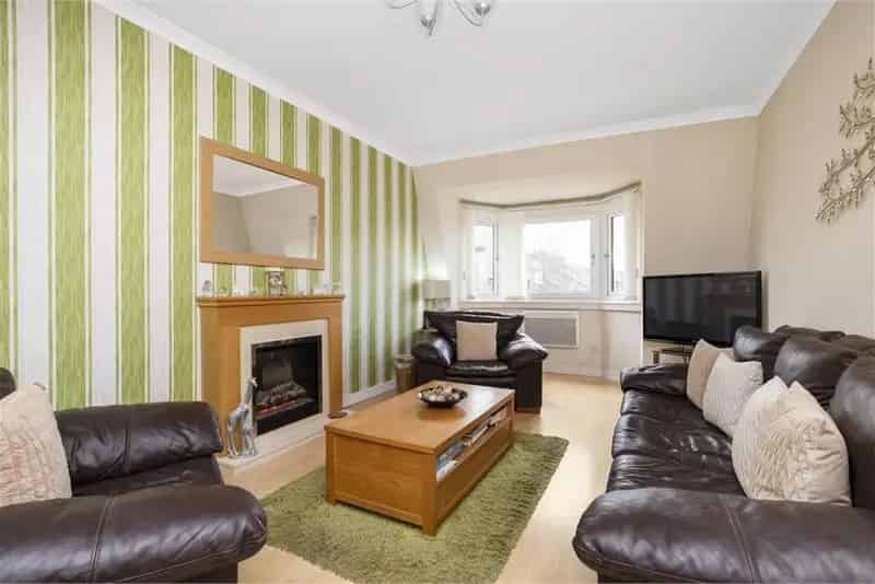2 Bed Top Floor Flat Trinity Edinburgh - Modern Kitchen Parking