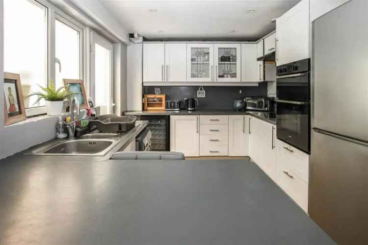 3 Bedroom Terraced House for Sale in Kelvedon Hatch