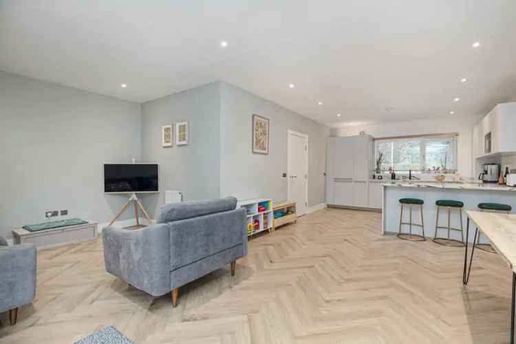 3 Bedroom House in Queens Drive Lane