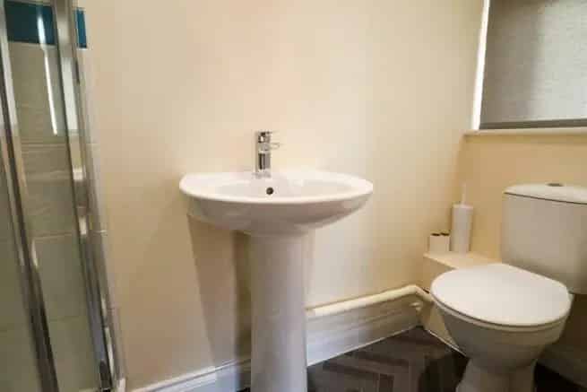 5 Bed House With Garden and Driveway