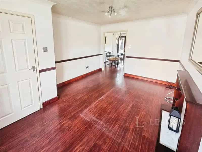 3 Bedroom Semi-Detached House for Sale Oakwood