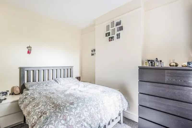 One Bedroom Ground Floor Period Conversion Flat Southgate