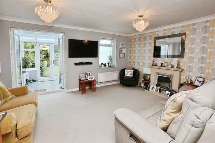 Immaculate 3-Bed House with Conservatory & Garage