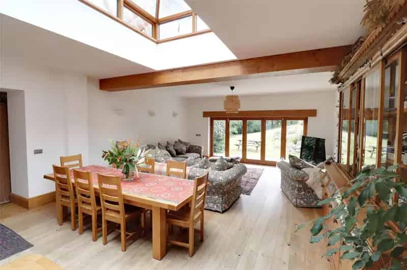 5 Bedroom Detached House with Extensive Grounds