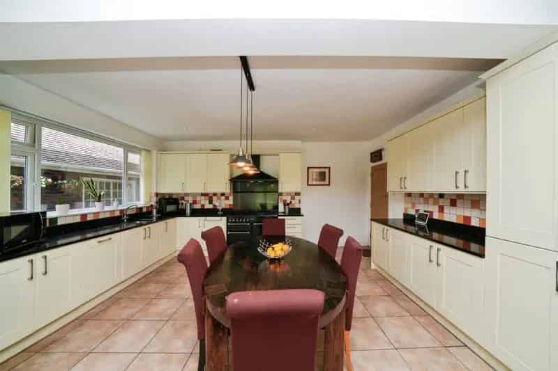 5 Bedroom House with Pool and Large Garden