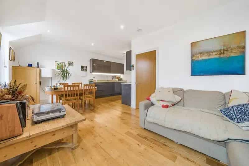 Spacious 3-Bedroom Apartment in Kingston Town Centre