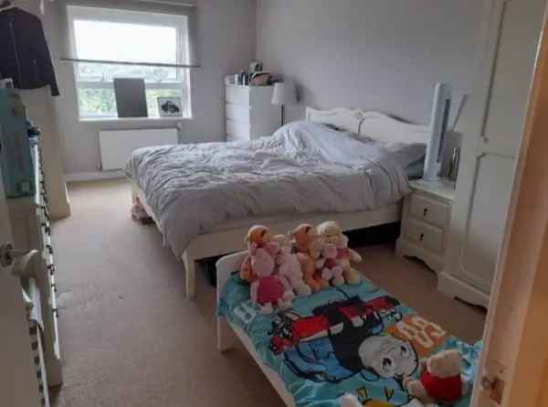 Flat For Rent in Reigate and Banstead, England