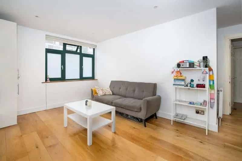 1 Bed Flat for Sale - Furnished Apartment with Excellent Transport Links