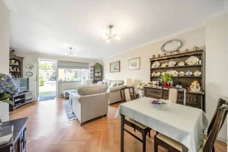 3 Bedroom Mid Terrace House Near Beckenham