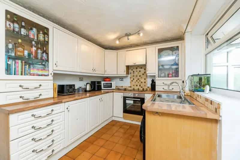 3 Bedroom Semi-Detached House For Sale No Upward Chain