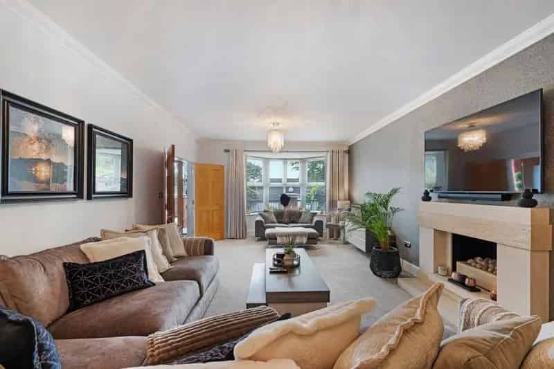Luxury 6-Bedroom Detached House For Sale