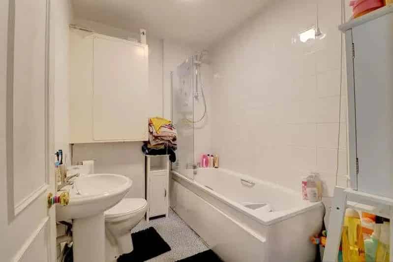 2 Bed House for Sale Near Town Centre