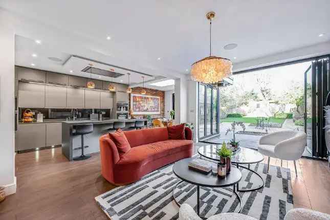 5 Bedroom House for Sale in Childs Hill NW2