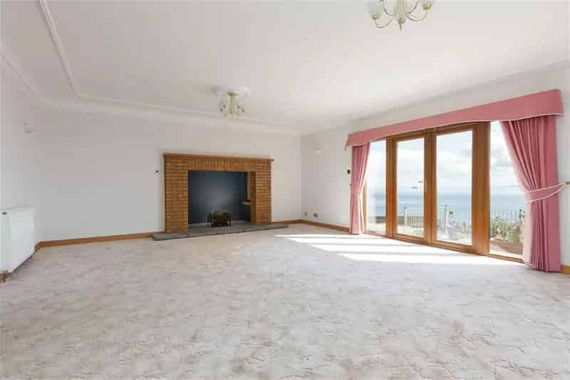 5 Bed House - Detached with 2 Reception Rooms