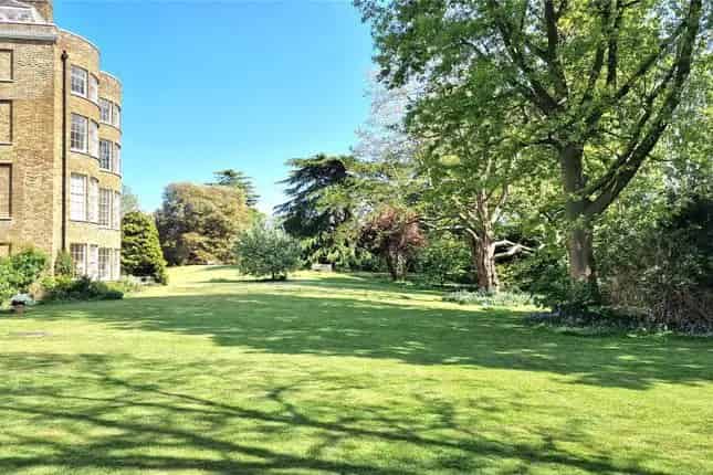 Spacious 4-Bedroom Apartment in The Paragon London SE3