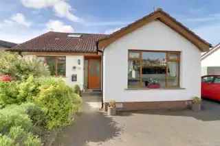 4 Bedroom Detached Home with Lough Views
