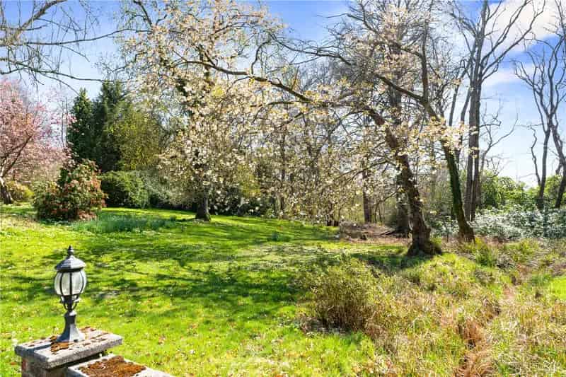 5 Bedroom Detached House with 4 Acres of Land