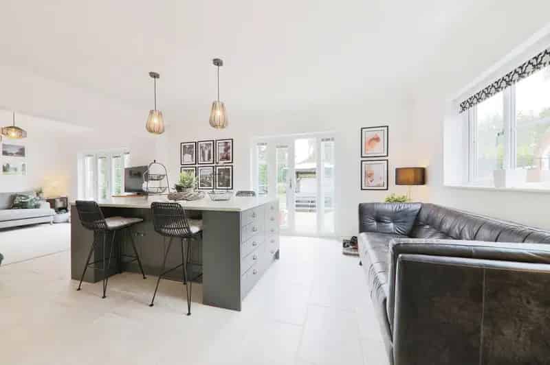 6 Bedroom Detached House with Annex and 6 Car Garage