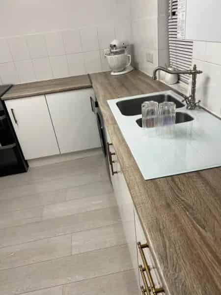2 Bedroom Ground Floor Flat Near Town Centre and Schools