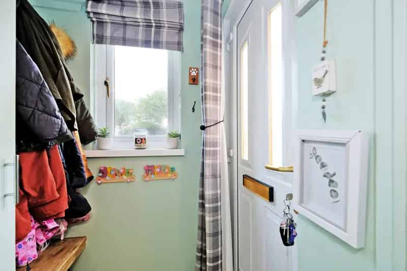 2 Bed Mid Terraced House With Garden