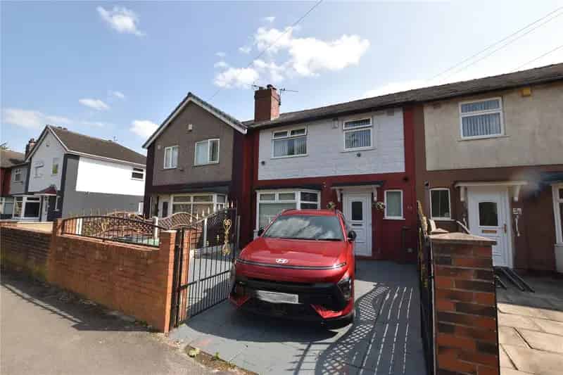 3 Bedroom Mid Terraced House Near Amenities and Schools