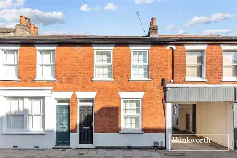 2 Bedroom Period Family Home Near The Spires Shopping Centre