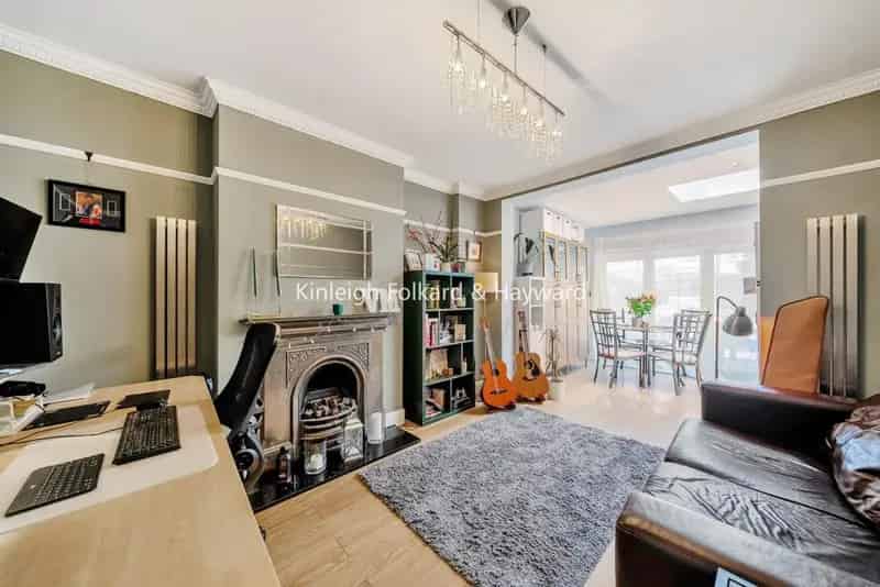 Spacious Ground Floor Garden Flat in Raynes Park's Apostles