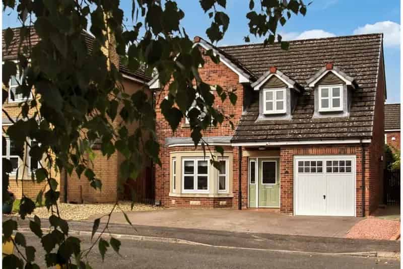 4 Bed Detached House with 3 Reception Rooms Near Amenities