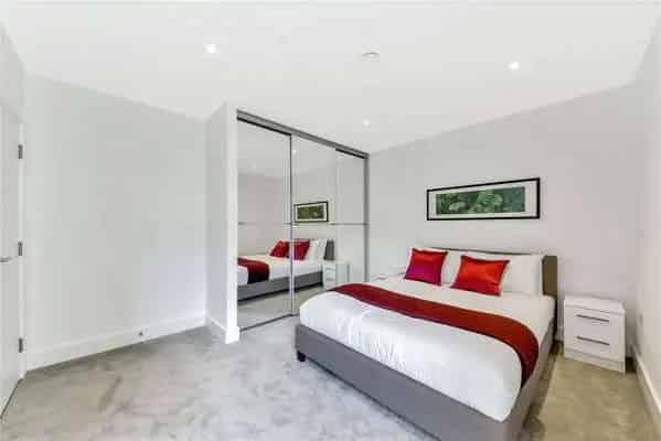 Spacious Apartment in London SE16 with Balcony and Landscaped Garden Views