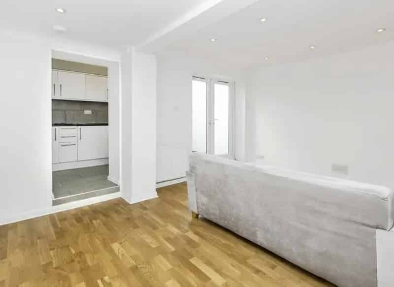 One Bedroom Property St Margarets - Spacious Open Plan Lounge