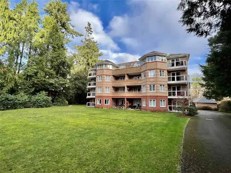 2 Bedroom Apartment in Poole Near Westbourne Village