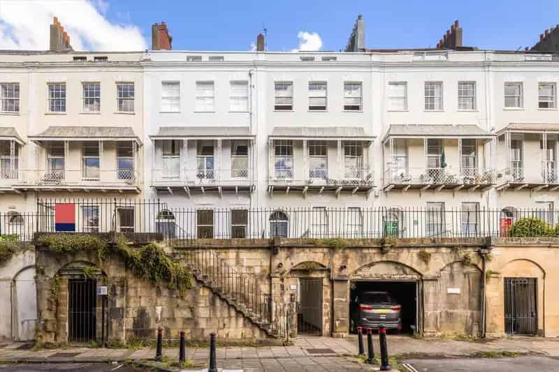 3 Bedroom Flat for Sale