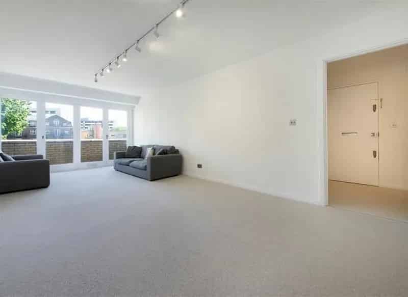 Spacious 2-Bedroom Flat  Porter, Lift, Communal Gardens