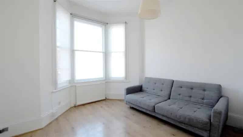 2 Bedroom Apartment near Queens Park Station