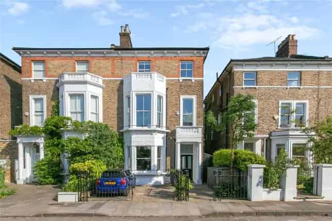 Semi-detached House for Sale in Barnes SW13