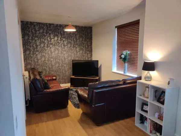 2 Bed Flat Canal View Parking Metrolink Town Centre