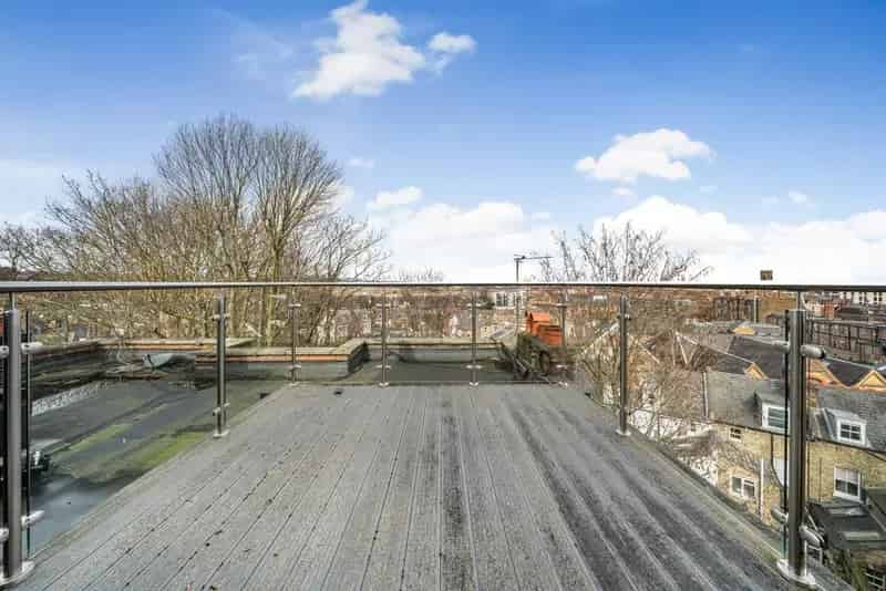 Spacious 2-Bedroom Apartment with Roof Terrace and London Skyline Views